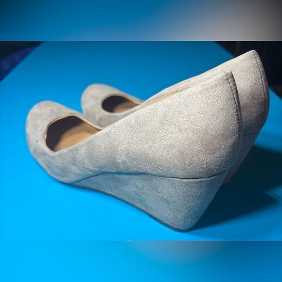 CL by Laundry Women's Suede Wedge Slip on Dress Pumps Shoes Taupe Womens Size 10 - Picture 5 of 10